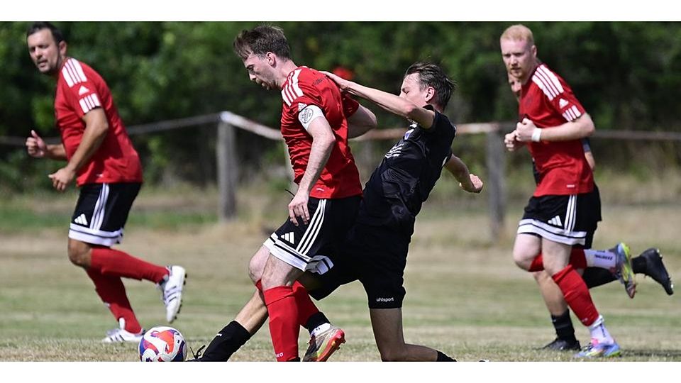 Braun, gelb, grün: Auch im Derby der Fußball-B-Liga-Dillenburg zwischen dem FC Erdbach um Kai Schötz (2.v.l.) und dem SV Uckersdorf mit Mika Mahr (in Schwarz) verlangt der Platz den Spielern viel ab. © Henrik Schneider