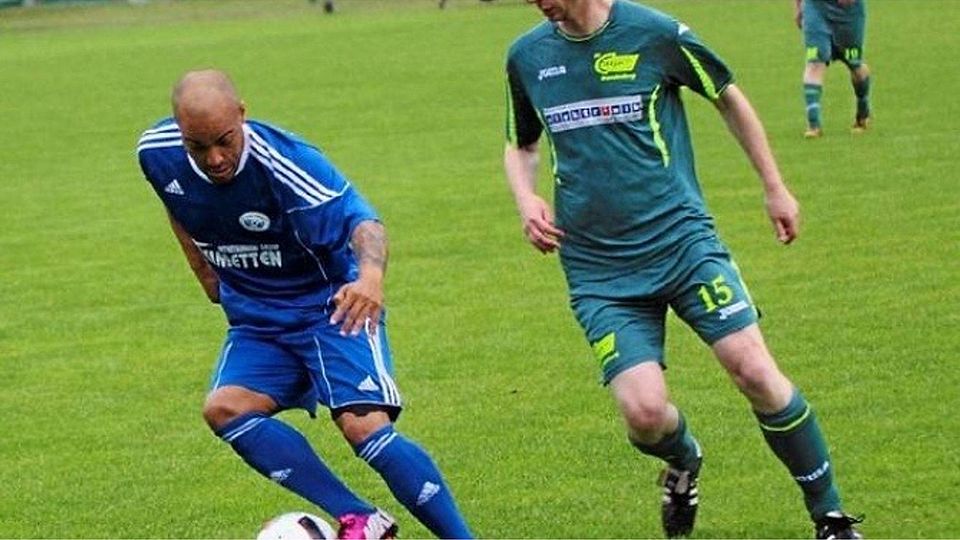 David Odonkor (l.) machte viel Betrieb auf der rechten Seite, wurde hier aber durch Jens Richter gestoppt. © MZV