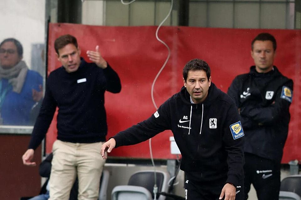 1860-Trainer Argirios Giannikis gibt Anweisungen 1860-Trainer Argirios Giannikis gibt Anweisungen