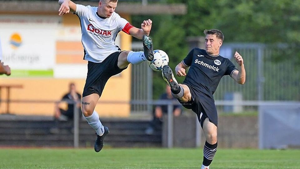 „Wir haben uns nicht gewehrt“: SG-Kapitän Alexander Rebis (links) gegen Yanik Brucker (FCE)