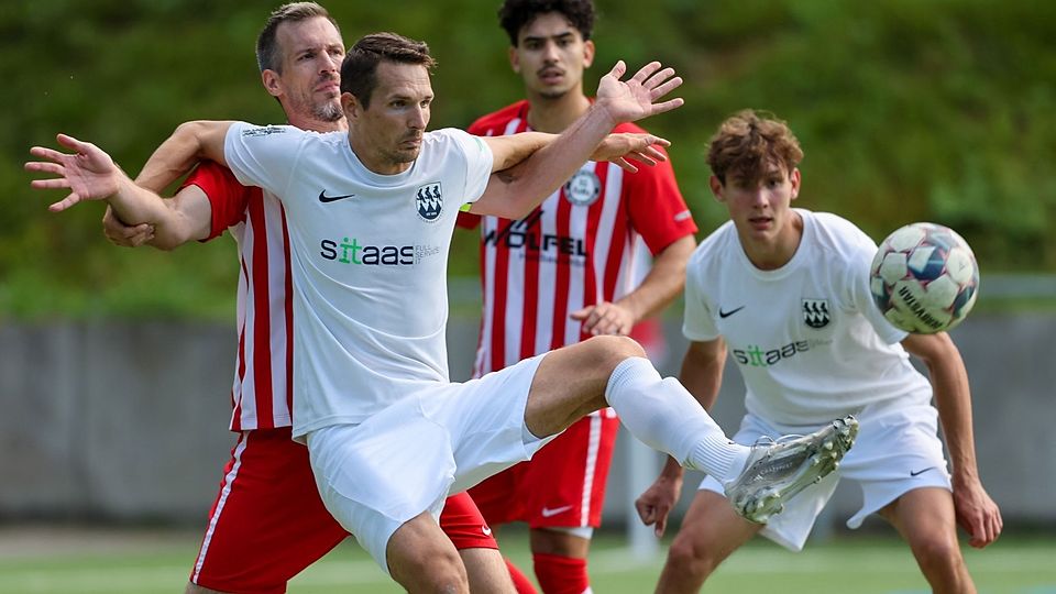 Dennis Deider (hinter ihm Ra/Ma-Spieler Alexander Rudoph) ist als Spieler zum TuS Medenbach gewechselt.