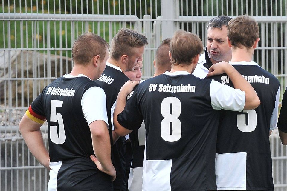 Nochmal zusammenraufen für den Klassenerhalt - der SV Seitzenhahn muss in die Relegation gegen Holzhausen. Archivfoto: Klein.