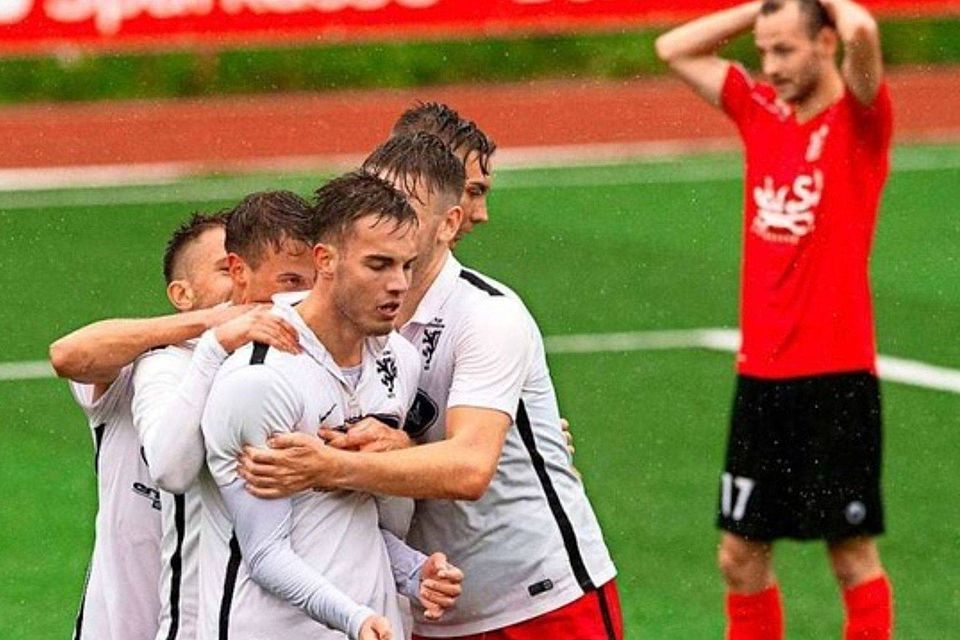 Fix und fertig im Dauerregen: Der Bonndorfer Lars Baumgärtner (vorne) hat das 3:0 gegen den FC Geisingen erzielt