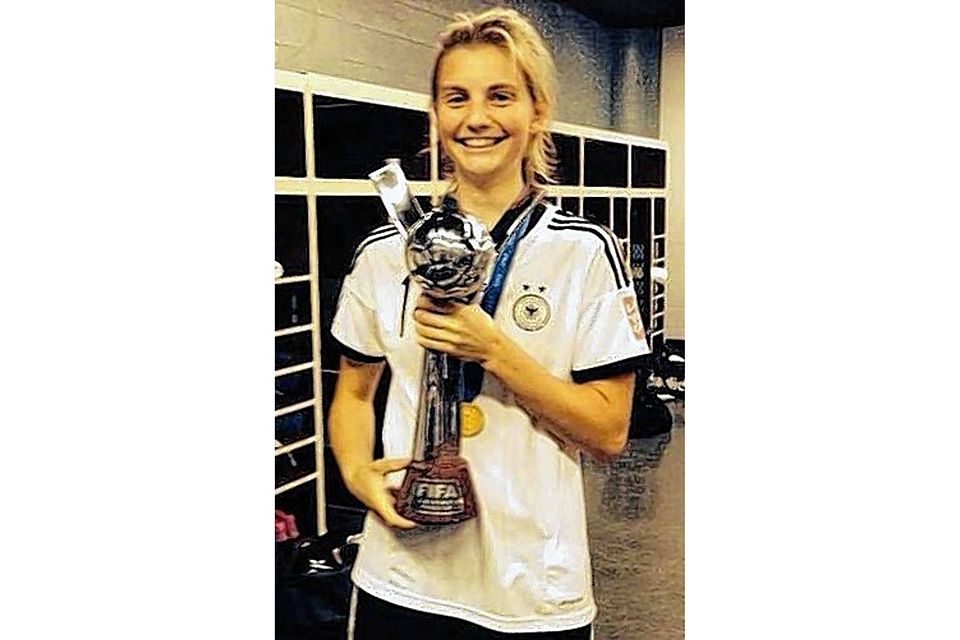 Großer Erfolg: Marie Becker mit dem U20-WM-Pokal.