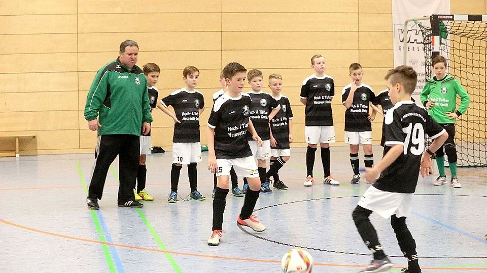 Volle Konzentration beim Abschlusstraining: Preussens E-Junioren von Trainer Steffen Bürgin (l.) wollen bei ihrem Heimturnier unter die Top 10.   ©Sören Tetzlaff