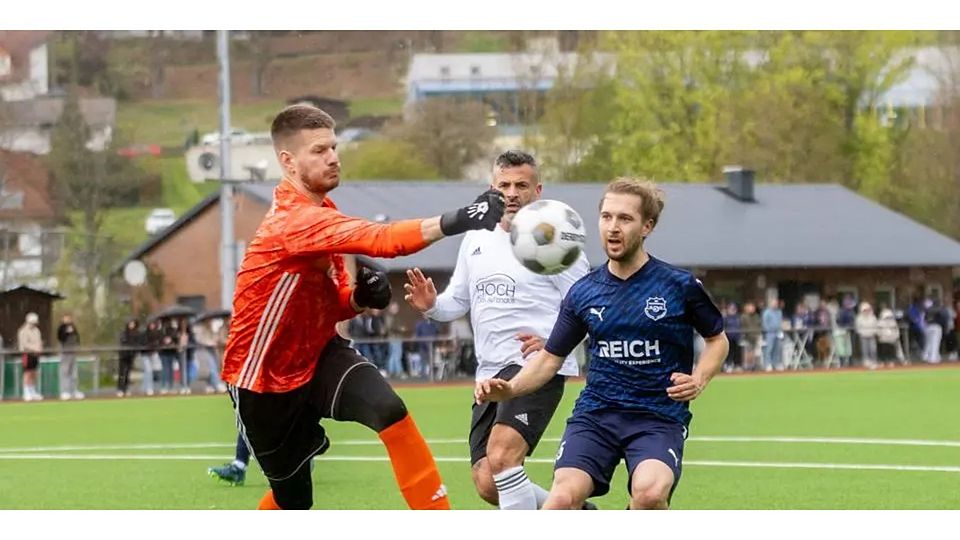 Zwangsläufig im Fokus: Daniel Wagner (l.), Keeper des FSV Schröck, kassiert gegen Valentin Scheld und die SG Eschenburg sechs Treffer. © Lars Hinter