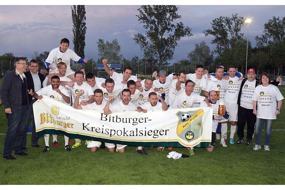 Einer der größten Erfolge der Vereinsgeschichte: 2015 gewann TuS Biebelnheim den Kreispokal. Es gratulierten (von links) nach dem Sieg über den TSV Armsheim Ralf Müller und Lothar Renz für den damaligen Kreisvorstand.	Foto: photoagenten/Axel Schmitz