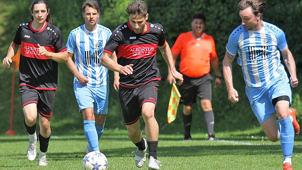 Der Eindruck täuscht: Der BC Aichach (blaue Trikots) läuft nicht hinterher. Die Mannschaft aus der Kreisstadt nimmt weiter Kurs Richtung Aufstiegsrelegation. Die Dasinger müssen sich dagegen nach der 3:4-Niederlage weiter nach unten orientieren. 