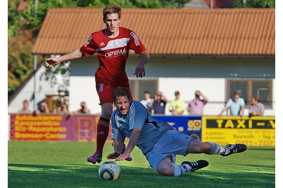 Damals noch im Dress des SV Mistelgau, ist Jannik Lockl (links) heute Trainer und Vorstandsvorsitzender des neu gegründeten Universitätssportclubs Bayreuth. Foto: Andreas Harbach