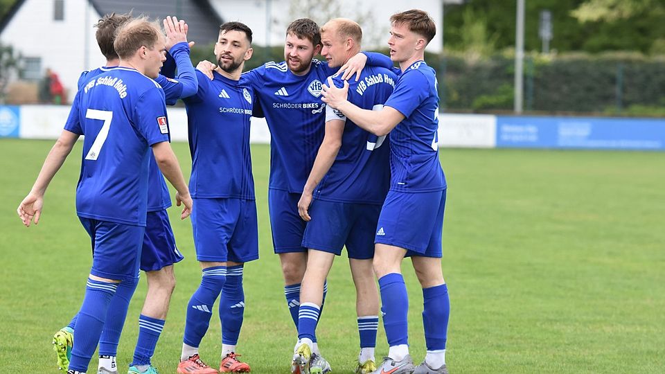 In der Fußball-Landesliga 1 spielt der VfB Schloß Holte 2:2 gegen den Post TSV Detmold. Hier jubeln die Holter nach dem Tor zum zwischenzeitlichen 1:1 durch Bastian Just (Dritter von rechts).