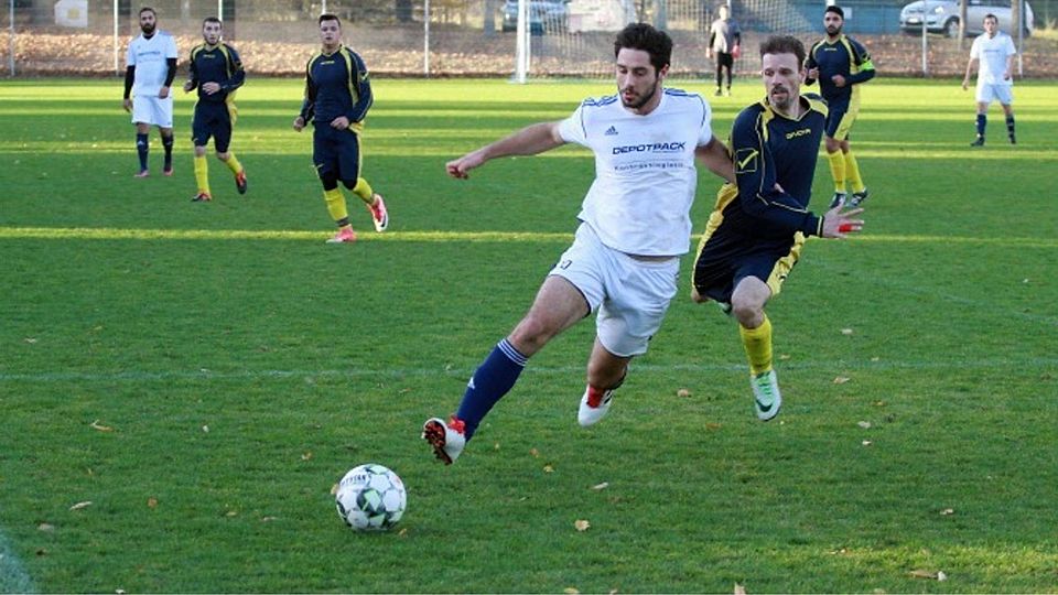 Energisch: Matthias Reublod von der SG Pfaffen-Schwabenheim/Bosenheim (in Weiß) ist vor seinem Bad Kreuznacher Gegenspieler am Ball.	Foto: Mario Luge