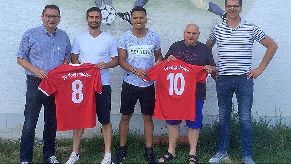 Das Foto zeigt (von links) den Vorsitzenden Roland Müller, Spielertrainer Ludgero Santos, Co-Trainer Nikolau Asima, Zweiten Abteilungsleiter, Heiner Stanek, und Abteilungsleiter Michael Neff.  Foto: SV Wagenhofen