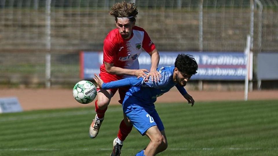 Bereitete mit einem Vorstoß kurz vor Schluss die erlösende Wormatia-Führung vor: Worms’ Rechtsverteidiger Moritz Gotthardt (rotes Trikot) setzt sich im Zweikampf gegen den Gonsenheimer Bertan Tepedibi durch.
