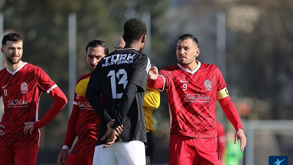 Ein mitreißendes Spiel: Der FSC Eschborn (rote Trikots) und Türk Kelsterbach (schwarze Trikots) tennen sich am Ende mit 0:0. 