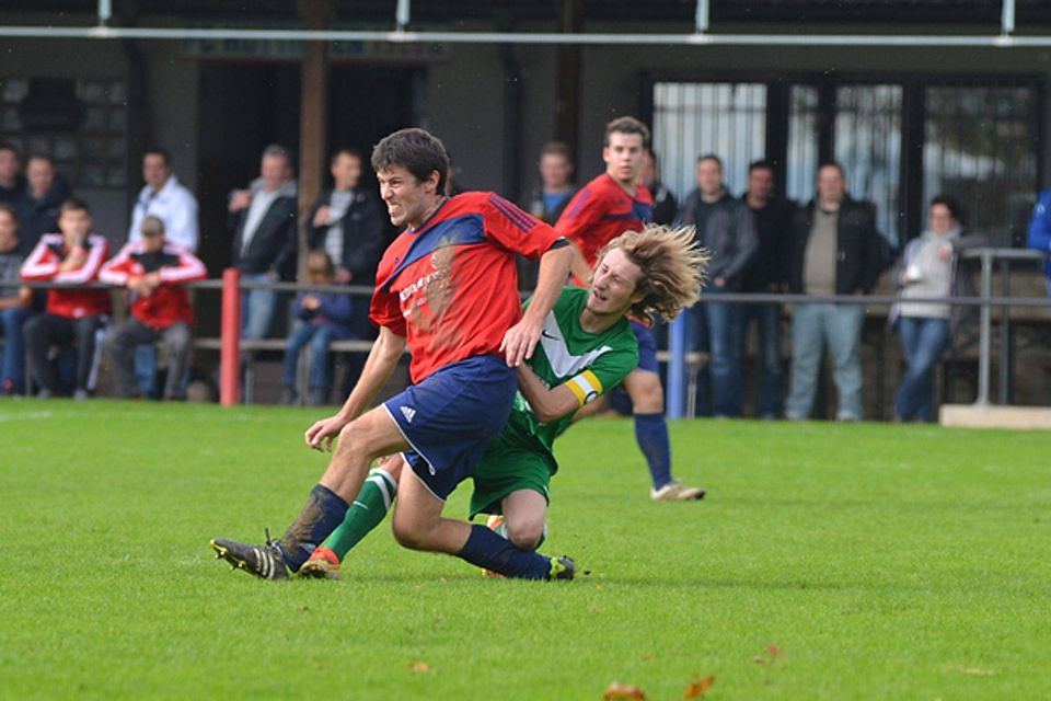 Hart umkämpft war die Partie zwischen dem FC Huttingen und dem FC Hausen i.W. | Foto: Benedikt Hecht
