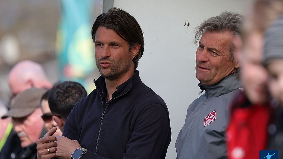 Gibt`s doch nicht: Würzburgs Coach Martin Lanig (li.) musste mit ansehen, wie seine Mannschaft in der 90. Minute noch den Ausgleich kassierte. Doppelt bitter, weil Tabellenführer Schweinfurt strauchelte.