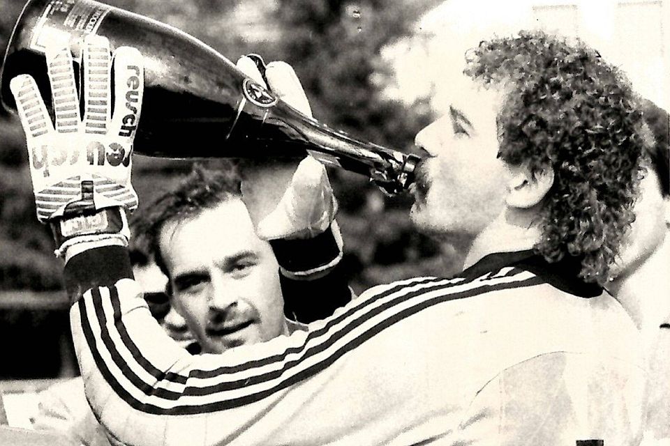 Derby gewonnen, Aufstieg in die Bayernliga geschafft. Alfred Kromp nimmt 1985 zufrieden einen Schluck aus der Siegersektflasche.