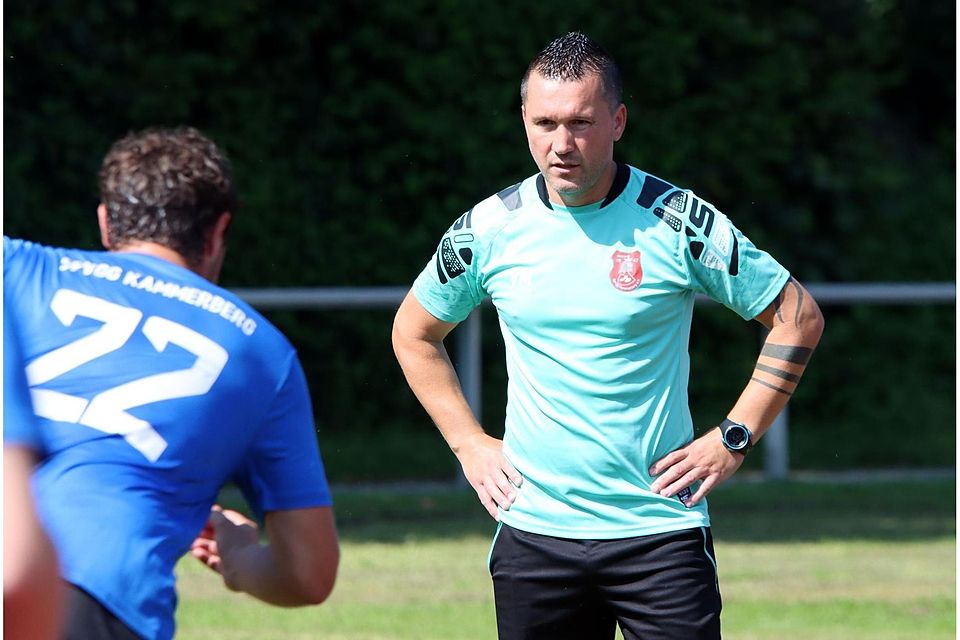 UEFA-A-Lizenz-Inhaber: Trainer Victor Medeleanu. UEFA-A-Lizenz-Inhaber: Trainer Victor Medeleanu.