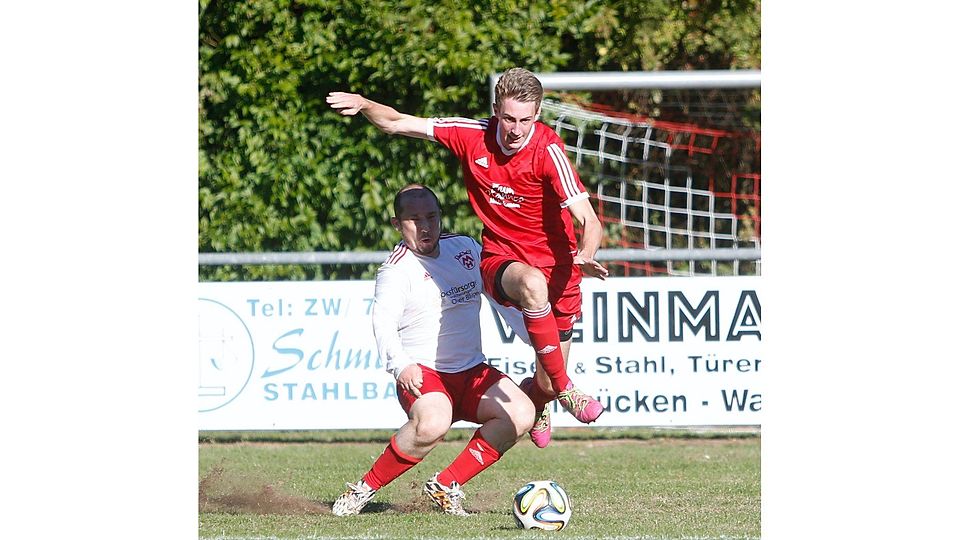 Mit einem großen Satz enteilt Winterbachs Steven Veit (rechts) dem Mittelbacher Gegenüber Marc Ludwig. Zum Sieg verholfen hat es dem SCW aber nicht. Die TSG feierte einen knappen Kerbesieg.Foto:Wille