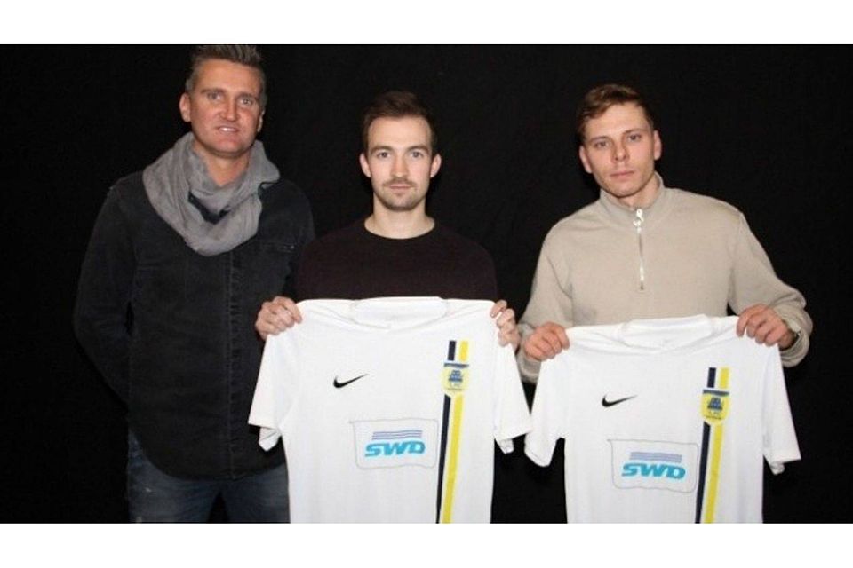 von links: FCD-Sportdirektor Frank Rombey mit den Neuzugängen Maximilian Fichtl und Philipp Simon. Foto: Kevin Teichmann.