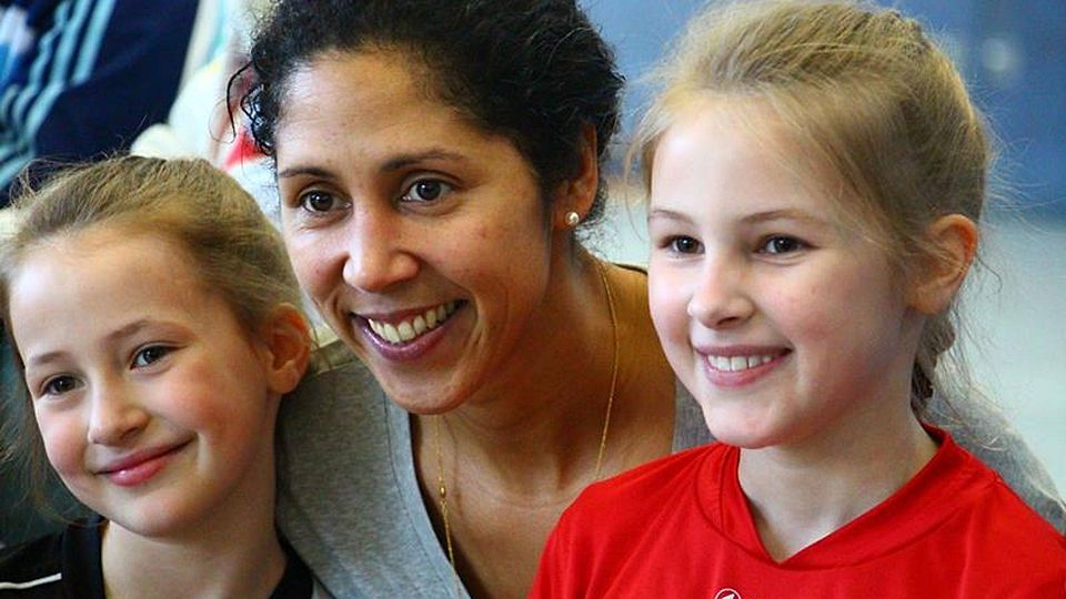 Steffi Jones - ehemalige Weltmeisterin im Frauenfußball und Organisatorin der Frauen-WM 2011 in Deutschland - war sich nach dem Schnuppertraining auch für zahhlreiche Autogramm- und Fotowünsche nicht zu schade. Archivfoto: Wagner.