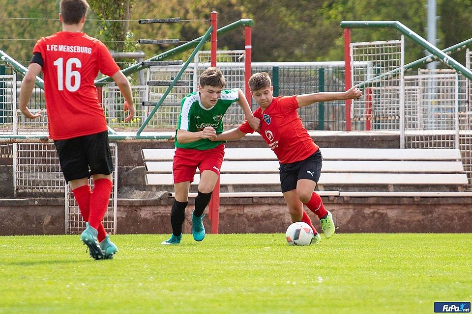 Die U19 des 1. FC Merseburg (in rot) trifft im Viertelfinale auf Dessau 05.