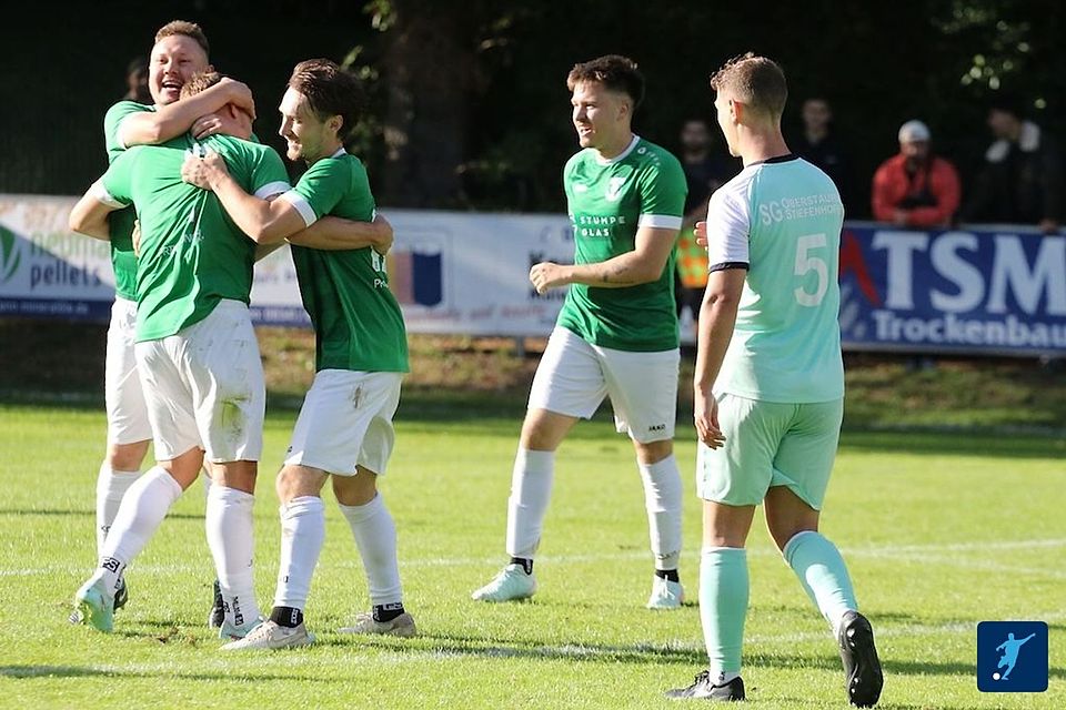 Jubel beim BSK Olympia: die Neugablonzer setzten sich mit 2:1 gegen Oberstaufen durch.