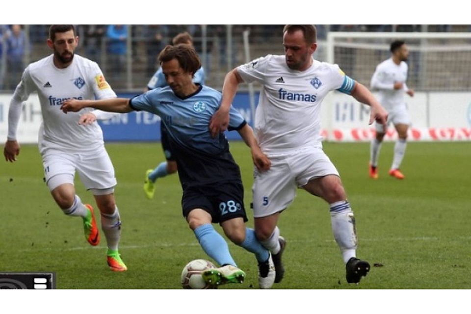 Sebastian Mannström (Mitte) bleibt den Stuttgarter Kickers in der kommenden Saison erhalten. Foto: Hans-Ulrich Sterr / Annika Knoll / CTS-Sportfoto