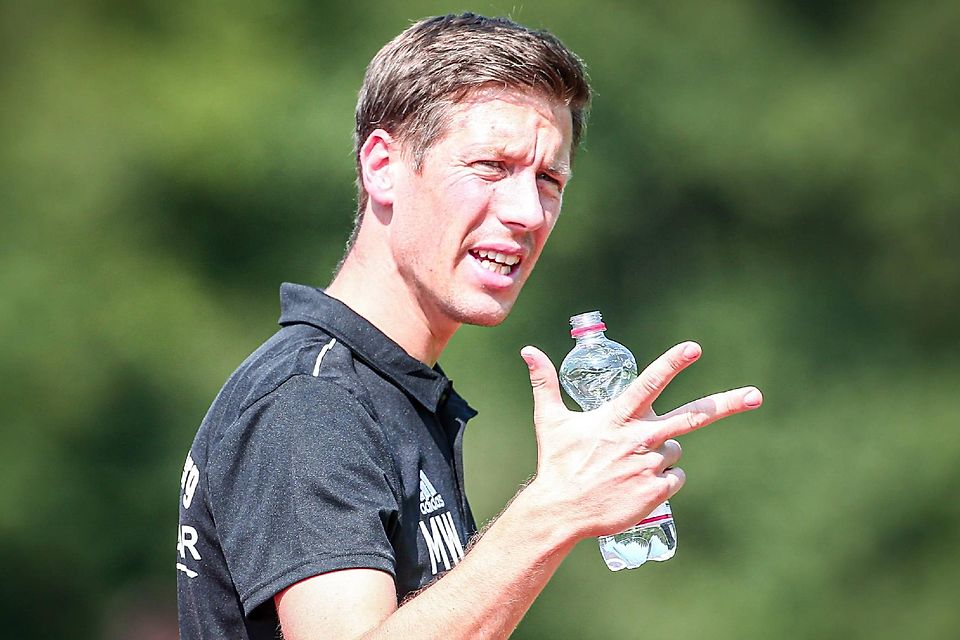 Murnaus Trainer Martin Wagner zeigt drei Finger.