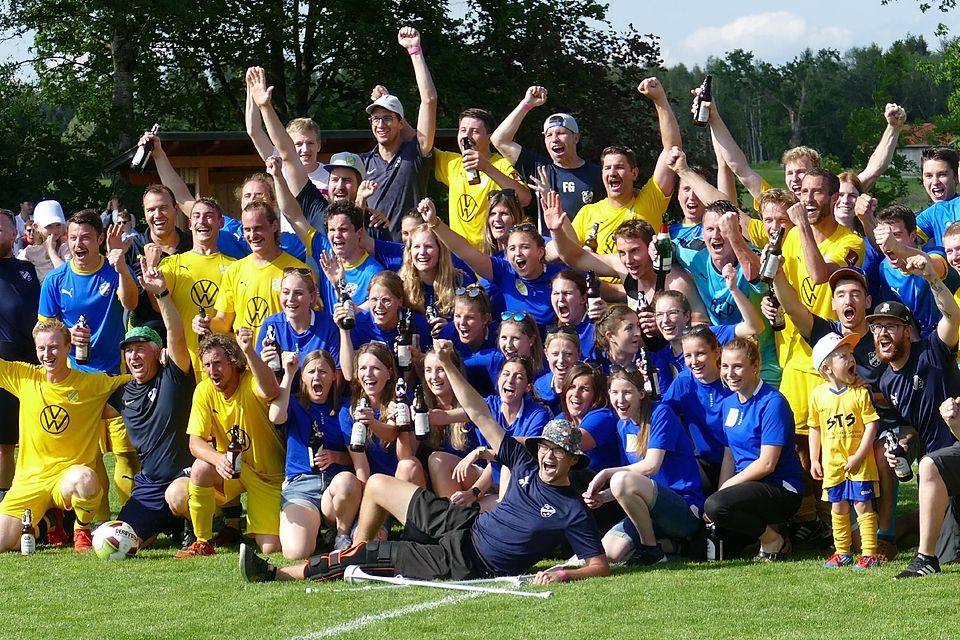 Die Männermannschaft und das Damenteam des SV Söchering bejubeln den Aufstieg in die Kreisklasse.