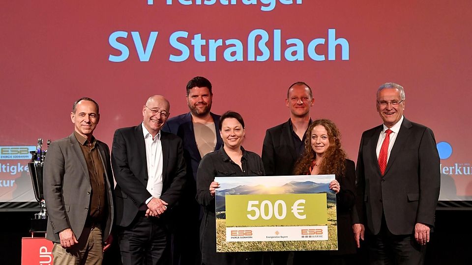 500 Euro für den SV Straßlach: (v.l.) Merkur-Chefredakteur Georg Anastasiadis, Marcus Böske von Energie Südbayern, Andreas Schwarzl, Marina Beierbeck, Martin Böck, Carolin Musiala, Mutter von Bayern-Star Jamal Musiala, und der bayerische Innenminister Joachim Herrmann.