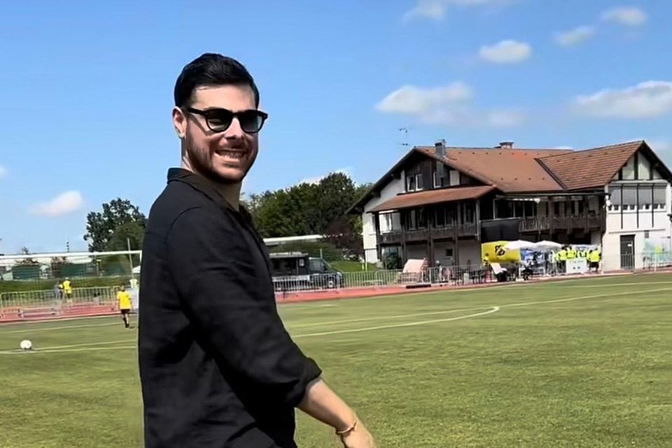 Ex-Löwe Kevin Volland schaut beim Toto-Pokal-Spiel zwischen dem FC Thalhofen und dem TSV 1860 München zu.