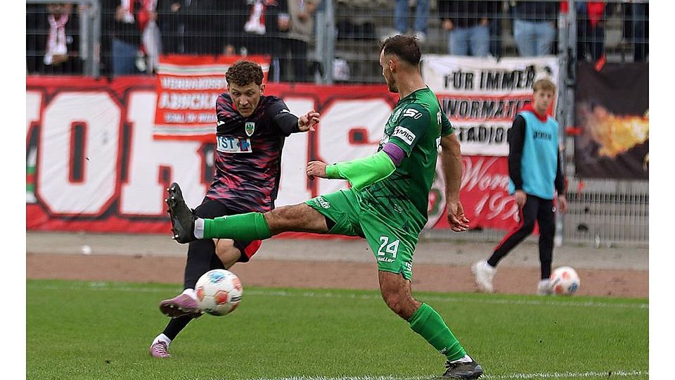Eine gute Schusshaltung: Wormatias Offensivspieler Niklas Meyer (links) zeigte bei seinem Jokerauftritt gegen den FV Engers, hier im Bild Abwehrspieler Max Schmitten, eine starke Leistung.	Foto: Christine Dirigo/pakalski-press
