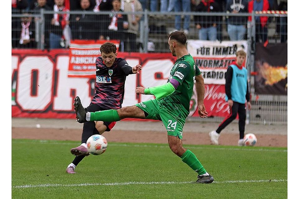 Eine gute Schusshaltung: Wormatias Offensivspieler Niklas Meyer (links) zeigte bei seinem Jokerauftritt gegen den FV Engers, hier im Bild Abwehrspieler Max Schmitten, eine starke Leistung.	Foto: Christine Dirigo/pakalski-press