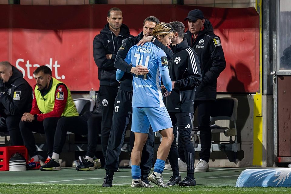 „Es macht richtig Spaß“: Patrick Glöckner, hier mit Soichiro Kozuki, war nach dem Sieg gegen Sandhausen begeistert.