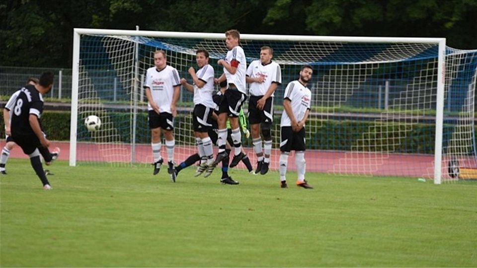Der TSV Offenstetten (weiß) hatte Respekt vor dem spielstarken FC Kelheim. Zu Recht, wie das 2:2 belegt. Foto: Stöcker