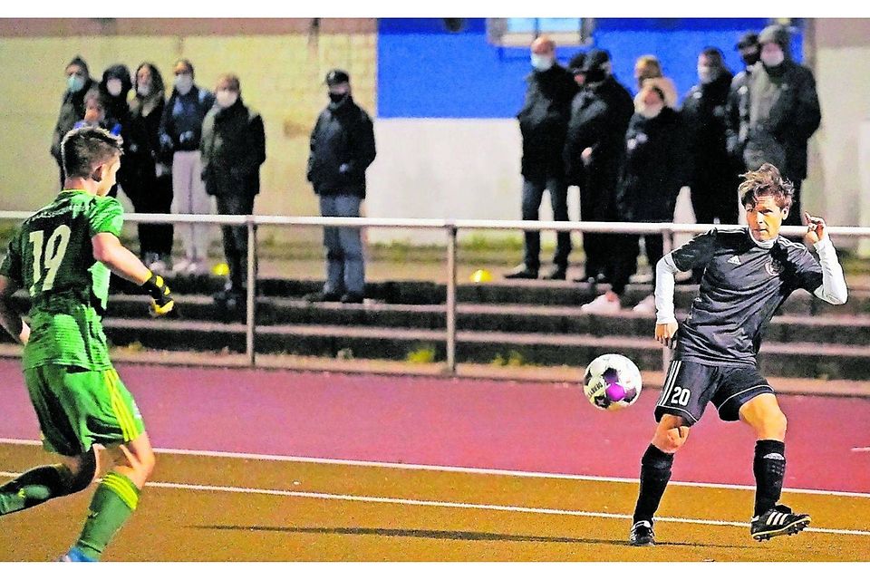 Natürlich hat Dariusz Wosz (rechts) schon vor größerer Kulisse gespielt – und auch gegen prominentere Gegenspieler. Aus Liebe zum Fußball und aus freundschaftlicher Verbundenheit läuft er aber auch in der Kreisliga B für die SG Hoengen/Aldenhoven-Pattern auf.