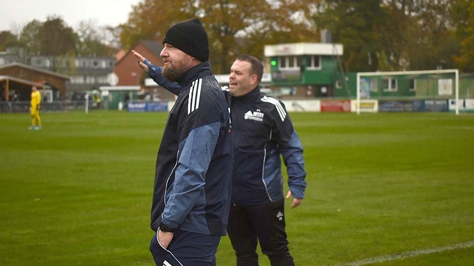 Das Trainerduo des MTSV Hohenwestedt - Arend Müller und Florian Kramme.