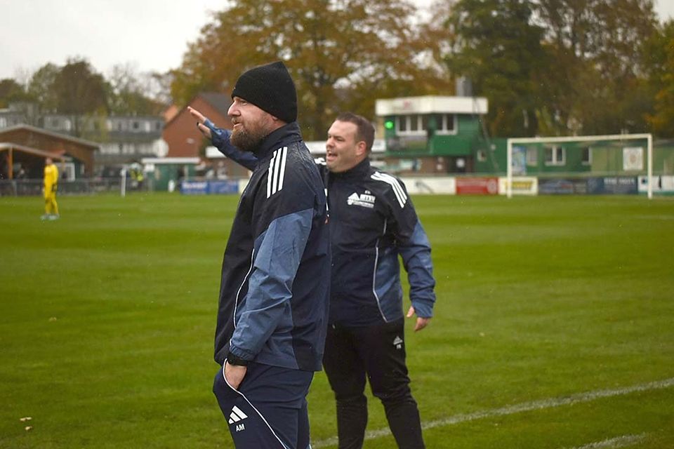 Das Trainerduo des MTSV Hohenwestedt - Arend Müller und Florian Kramme.