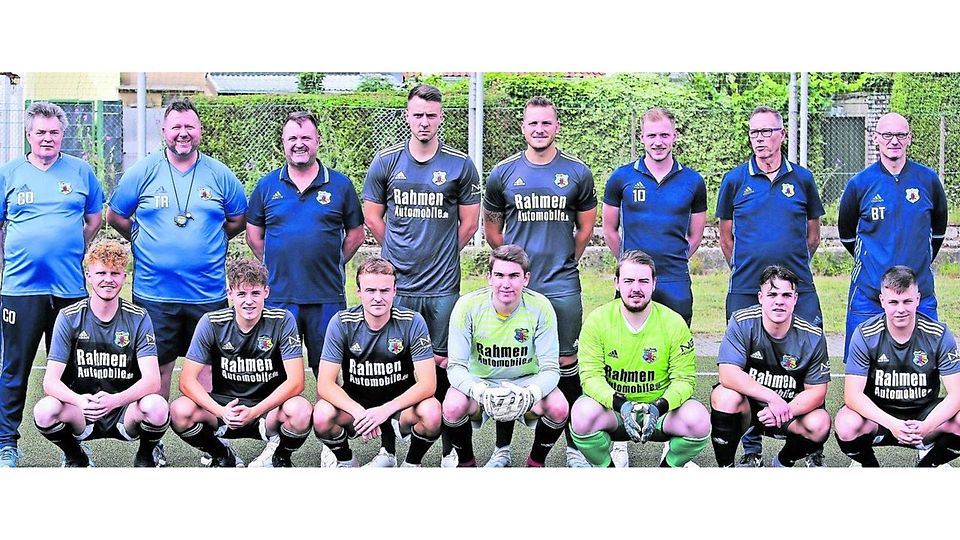 Die Neuen von Germania Teveren: Co-Trainer Dieter Dulewitz (stehend von links), Trainer Dirk Kalkbrenner, Co-Trainer Tom Johns, Simon Hetterle, Nico Czichi, Lukas Vilz, Physiotherapeut Richard Stommen und Betreuer Stefan Hannes, Lukas Bröker (hockend von links), Tristen Hendrix, Patrick Rubaczewski, Torwart Niklas Aretz, Torwart Patrick Zeitzen, Giulio Farina und Justin Beckers.