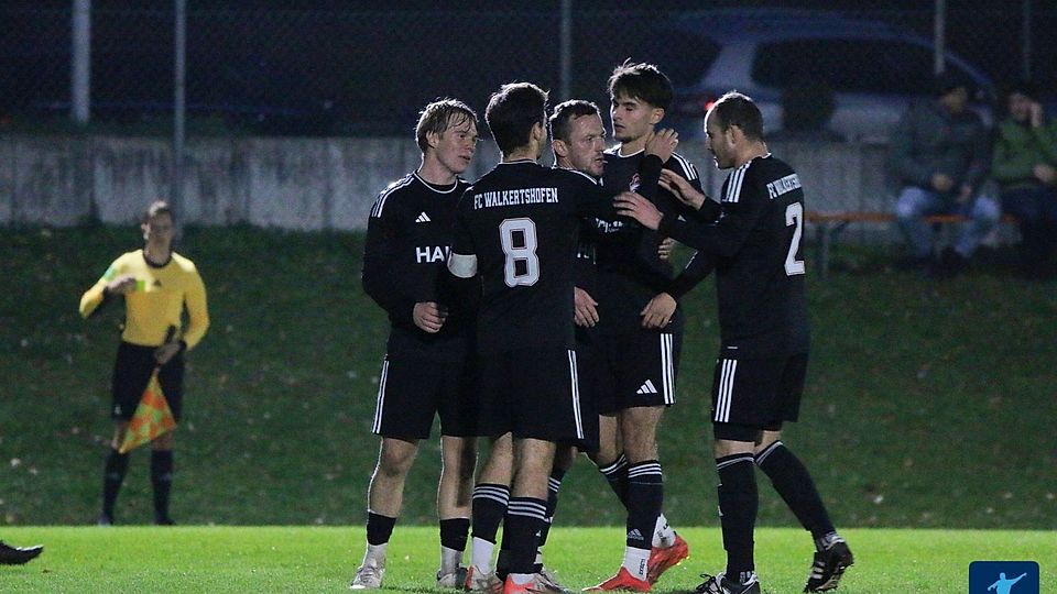 Mit dem Sieg im Kellerduell gegen den FSV VfB Straubing kann der FC Walkertshofen die Rote Laterne der Bezirksliga-West vorerst an Geisenhausen abgeben.