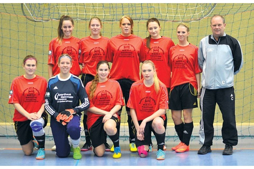 So sehen Siegerinnen aus: Die Fußballerinnen des SV Fortuna Bösdorf "rot" setzten sich beim eigenen Turnier durch. Rechts Trainer Stephan Mohr. Foto: