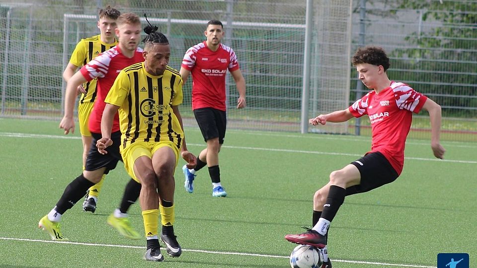 Beni Kiwala (li.) kommt vom SV Schlebusch und wird Germania Zündorf ab der Rückrunde verstärken.