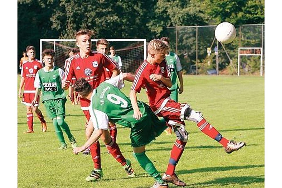 Überlegen in allen Belangen: Die B-Junioren des VfL Stenum (rot) gewannen gegen den  VfL Oldenburg II 5:0 Dörte Eilers