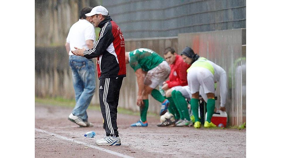 Zufrieden aber stets zurückhalten: TuRa-Coach Carsten Ache ist mit seinem Team aktuell Spitzenreiter. F: Lorenz