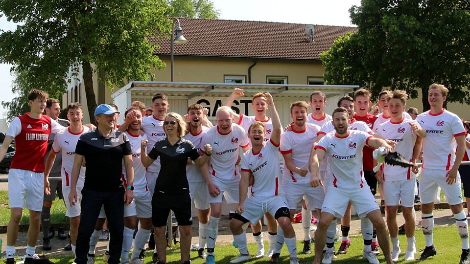 Was immer in der Relegation passiert: Für den Bezirksliga-Aufsteiger VfR Jettingen ist Platz zwei in der Gruppe Nord auf jeden Fall ein Anlass zum Feiern – und genau das tat das ganze Team nach dem 0:0 in Maihingen.