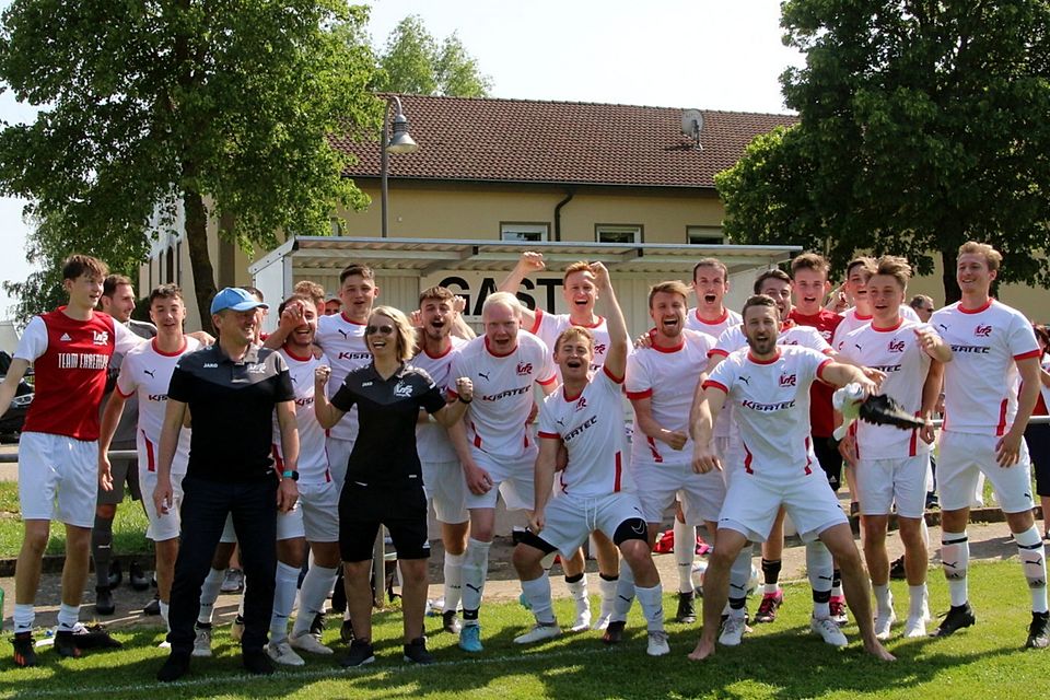 Was immer in der Relegation passiert: Für den Bezirksliga-Aufsteiger VfR Jettingen ist Platz zwei in der Gruppe Nord auf jeden Fall ein Anlass zum Feiern – und genau das tat das ganze Team nach dem 0:0 in Maihingen.
