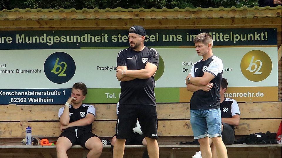 Fußball Saison 2025/26 Bezirksliga SV Polling vs SV Pullach am 17. August 2025 Pollings Trainer Maximilian Jochner (Mitte) und Co-Trainer Mark Preissing