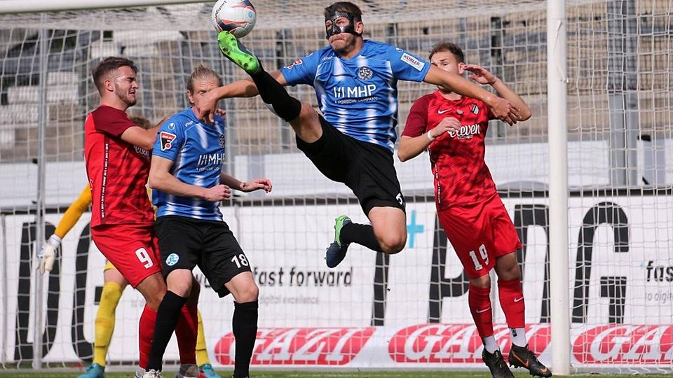 Ob mit oder ohne Maske: Patrick Auracher bringt immer vorbildlichen Einsatz – doch ob der Kickers-Vize-Kapitän bei den Blauen bleibt, ist noch offen.