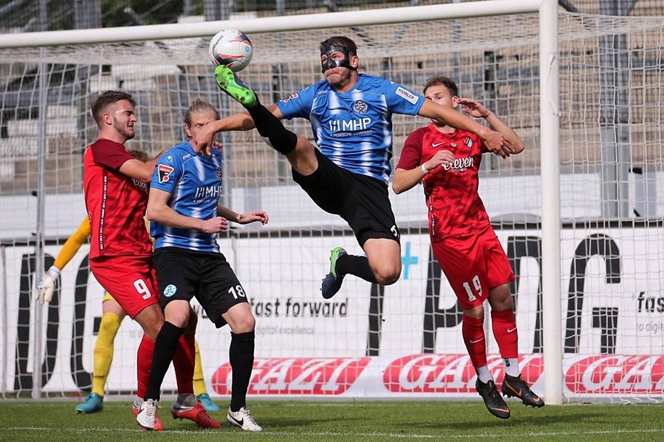 Ob mit oder ohne Maske: Patrick Auracher bringt immer vorbildlichen Einsatz – doch ob der Kickers-Vize-Kapitän bei den Blauen bleibt, ist noch offen.